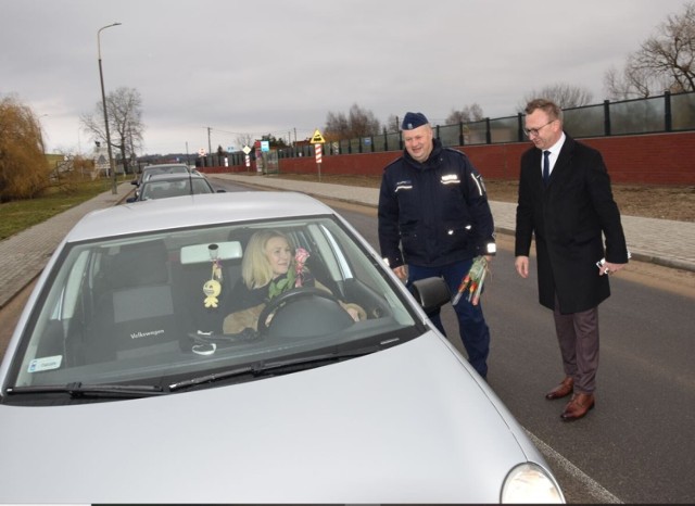 Zaskoczenie, strach a potem radość i uśmiech. Tak reagowały panie zatrzymane dziś ósmego marca podczas porannej kontroli przez policję i sandomierskiego starostę  na Osiedlu Huta w Sandomierzu.