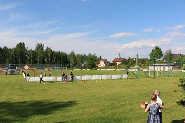 Remont boiska ma zakończyć się w połowie września. To dla gminy ważna inwestycja, ich klub Tłuchowia gra w czwartej lidze i ma szanse na kolejny awans.