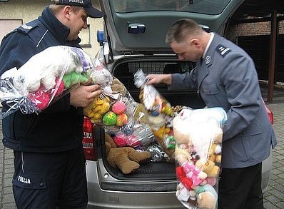 Policja Żory akcje: zbiórka makotek i słodyczy dla dzieci z ochronki. Pomagali ratownicy medyczni