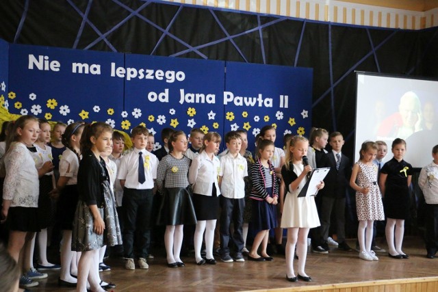 Trzynaście lat temu Szkoła Podstawowa nr 5 w Lipnie otrzymała imię Jana Pawła II.