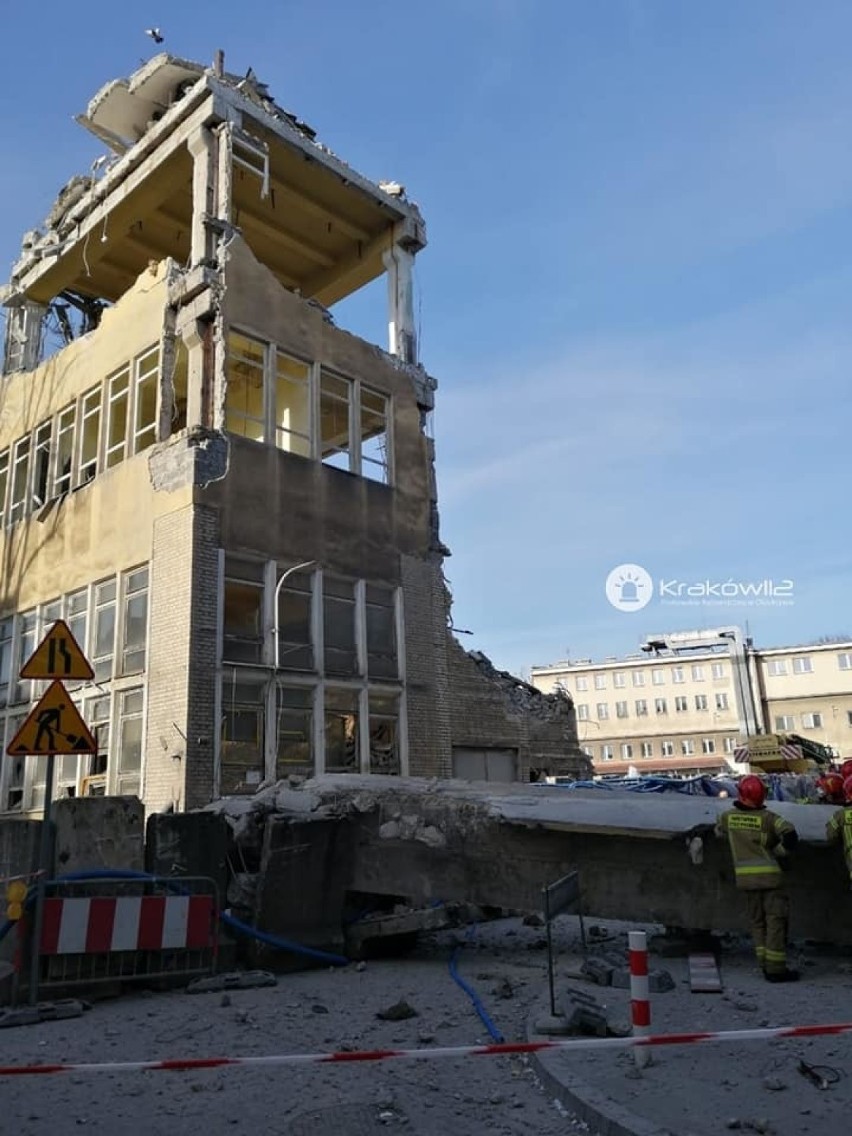 Kraków. Element rozbieranego budynku zwalił się na zamieszkały blok. Jest śledztwo