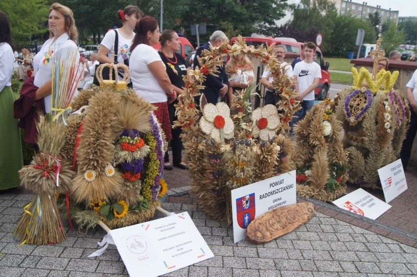 Dożynki Województwa Łódzkiego Radomsko 2022. Dożynkowe obrzędy i konkurs na najpiękniejszy wieniec. ZDJĘCIA