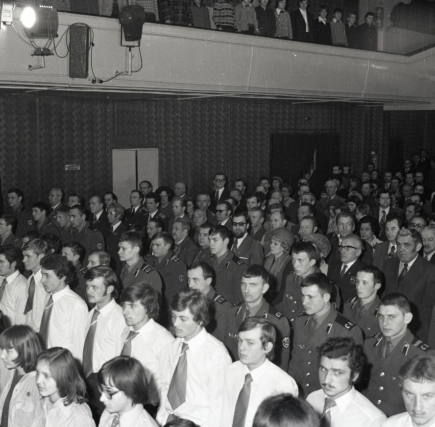 Rok 1977, sala kina Kadr w Szczecinku pełna żołnierzy...