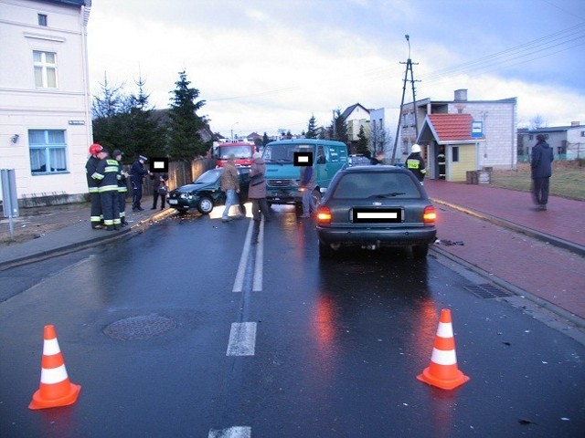Dzisiaj (02.04) w godzinach porannych na skrzyżowaniu ulicy Dworcowej z Kolejową w Cekcynie doszło do kolizji drogowej. 

Tam, jak wstępnie ustalili wysłani na miejsce policjanci ruchu drogowego, kierowca forda scorpio nie ustąpił pierwszeństwa przejazdu pojazdowi marki FS Lublin i uderzył w jego bok.