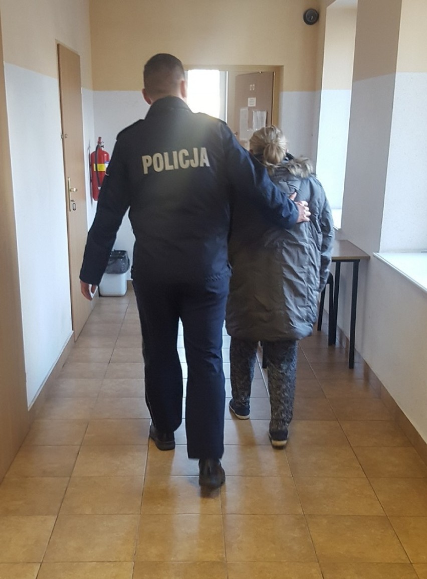 Pruszcz Gdański: Policjanci zatrzymali 64-latkę handlującą narkotykami. W domu znaleziono 120 woreczków ze środkami odurzającymi [ZDJĘCIA]