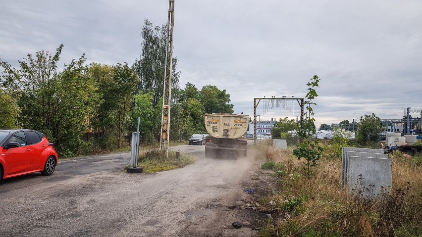 Tereny przy Towarowej, gdzie w czerwcu wysiądą przyjezdni z dworca PKP w Lesznie