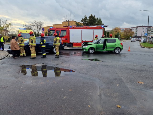 Zderzenie dwóch aut na skrzyżowaniu Robotnicza - Żurawia we Włocławku