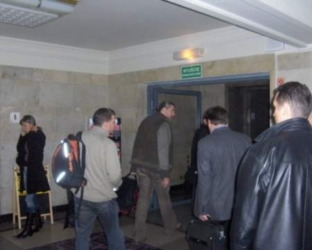 Pracownicy biur opuszczają piętra schodami ewakuacyjnymi....