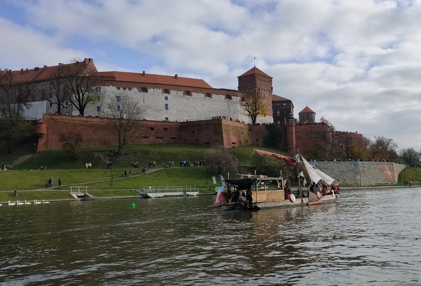 Kraków. Uroczysta salwa pod Wawelem. Krakowscy flisacy uczcili odzyskanie niepodległości [ZDJĘCIA]