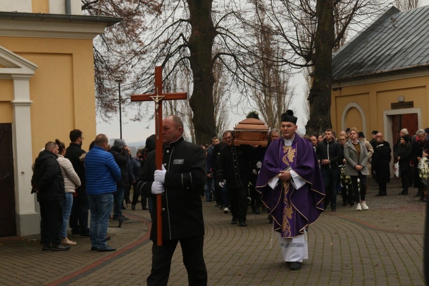 Konin. Pół tysiąca osób na cmentarzu komunalnym w Koninie żegnało tragicznie zmarłego Adama C. [ZDJĘCIA]