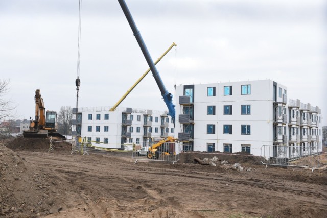 W ośmiu blokach znajdzie się w sumie 208 lokali dwupokojowych, 88 - trzypokojowych oraz 24 kawalerki. Co ważne, 16 apartamentów zostanie przystosowanych do potrzeb osób z niepełnosprawnościami. 

- We wnętrzach każdego budynku staraliśmy się wydobyć i pokazać walory prefabrykacji i „zaprzyjaźnić” ludzi z betonem. Dlatego zarówno ściany korytarzy, jak i klatek schodowych, są wykonane z naturalnego betonu prefabrykowanego – mówi architekt Piotr Kuflewski z pracowni S.A.M.I Architekci. Każdy z bloków będzie miał swój kolor wiodący. - W przedsionku znajdą się skrzynki na listy oraz mapka osiedla z piktogramami kolorystycznymi każdego z 8 bloków. Kolorem wiodącym objęte będą też balustrady wewnętrzne na klatce schodowej, numeracja mieszkań, numeracja kondygnacji czy grafiki znajdujące się na korytarzach.