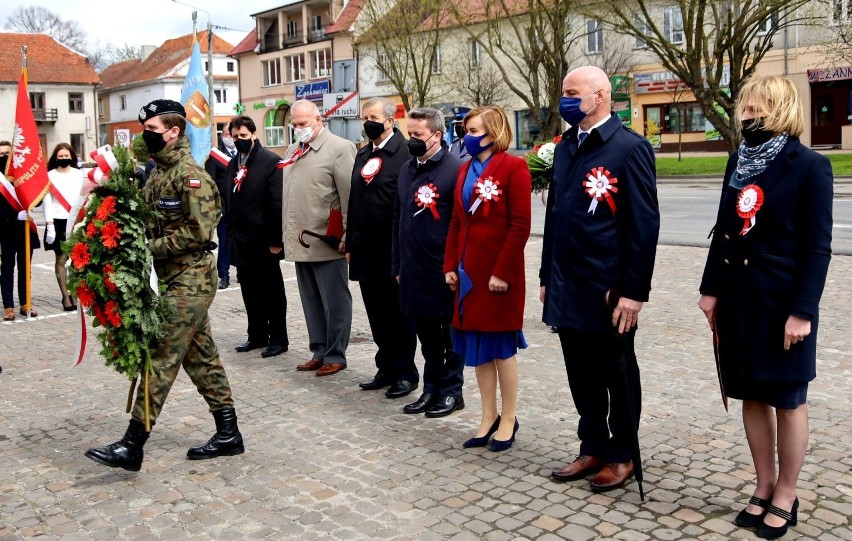 Kwiaty przed pomnikiem Tadeusza Kościuszki składają, od...