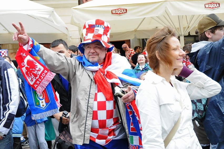 Poznań - Kibice gromadzą się na Starym Rynku [ZDJĘCIA, WIDEO]