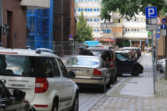 Wśród strażników huczy. Jak przekonują, zmiany na tym stanowisku miał oczekiwać prezydent Jacek Sutryk zniecierpliwiony słabymi wynikami strażników i mniejszymi niż planowano wpływami ze stref parkingowych i mandatów za złe parkowanie.