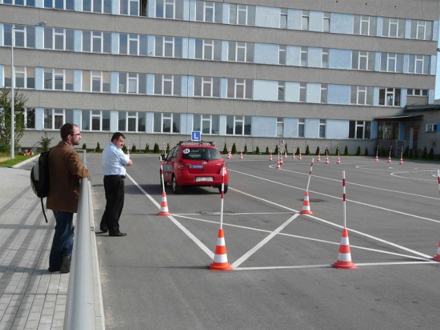 Na nowym placu mniej osób przygląda się zdającym