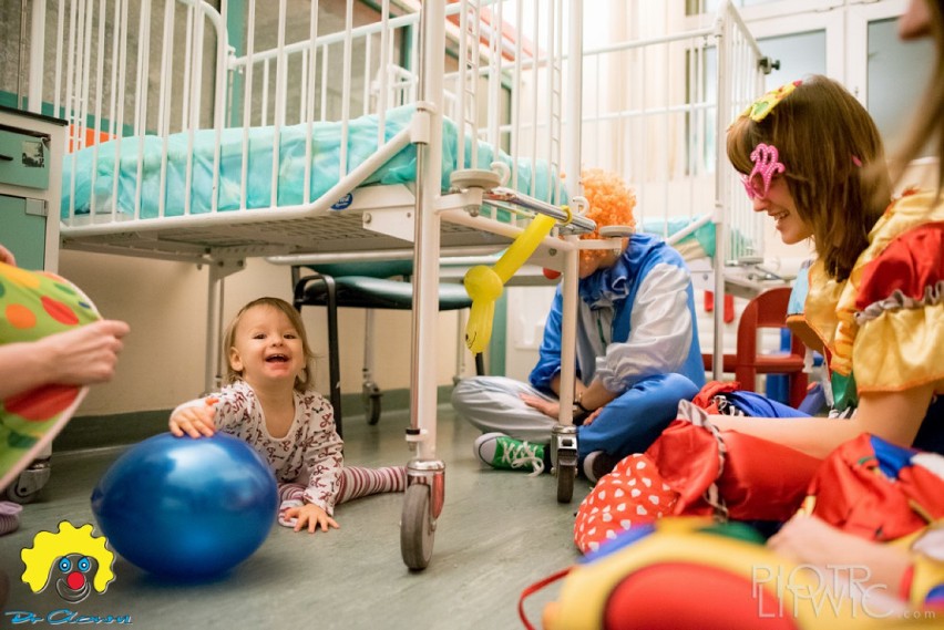 Wolontariusze Fundacji "Dr Clown" w szpitalu z podopiecznym.