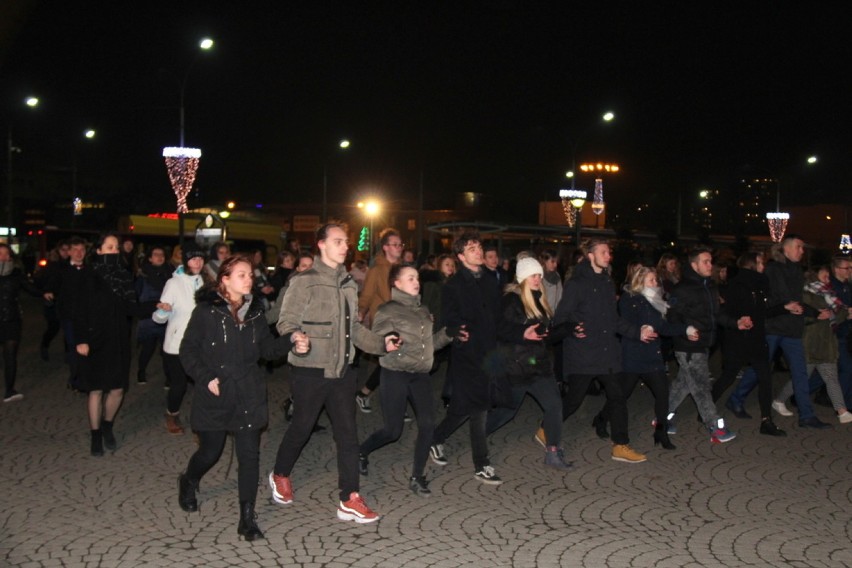 Dąbrowscy maturzyści zatańczyli wspólnie poloneza na Placu Wolności [ZDJĘCIA, WIDEO]