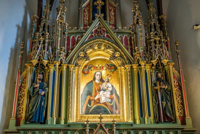 Oraz Matki Bożej Pocieszenia w kościele ojców Jezuitów przy ul. Piotra Skargi jest darzony kultem przez sądeczan. Słynie cudami i do dzisiaj przyciąga wiernych