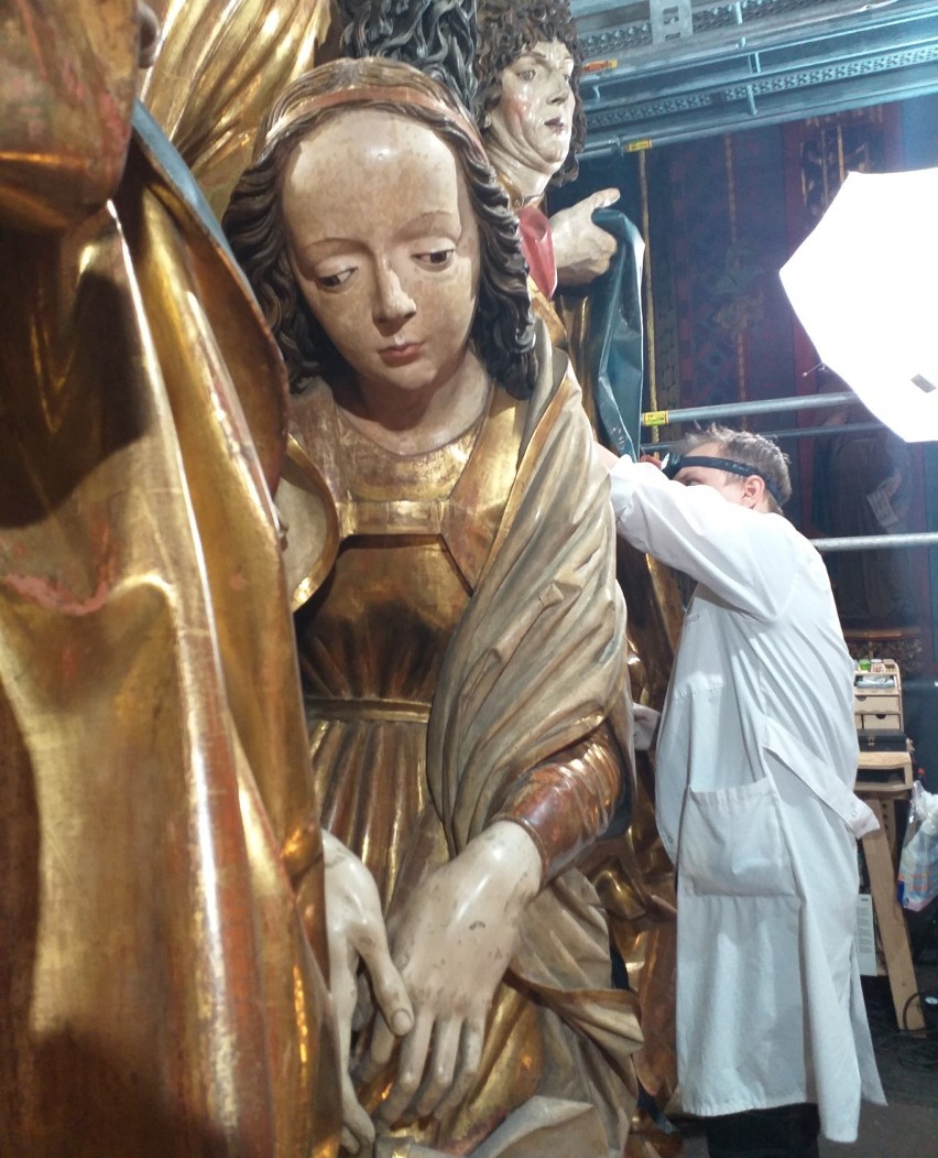 Kraków. Figury z ołtarza Wita Stwosza zbliżyły się do oglądających. Można obserwować prace przy nich