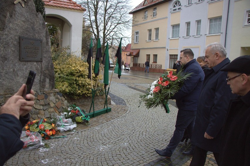 Kwiaty przy pomniku Górników Polskiej Miedzi w Polkowicach z okazji Barbórki 2021