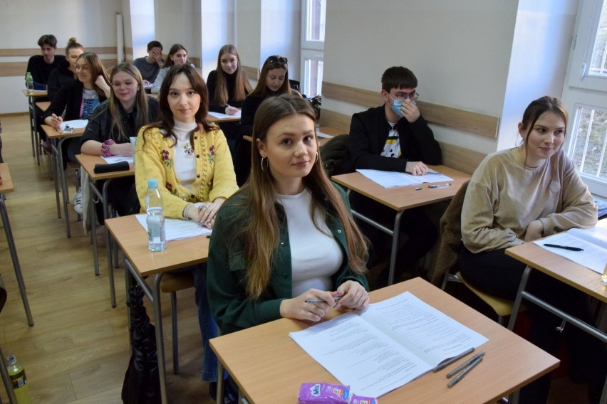 Świętokrzyska Matura Próbna z języka angielskiego w VI Liceum Ogólnokształcącym imienia Juliusza Słowackiego w Kielcach. Zobacz zdjęcia