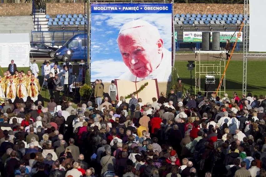 Wałbrzych: Uroczysta msza święta na stadionie upamiętniająca śmierć papieża Jana Pawła II (ZDJĘCIA)
