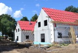 Malbork: Na Piaskach trwa budowa domków dla wychowanków domu dziecka