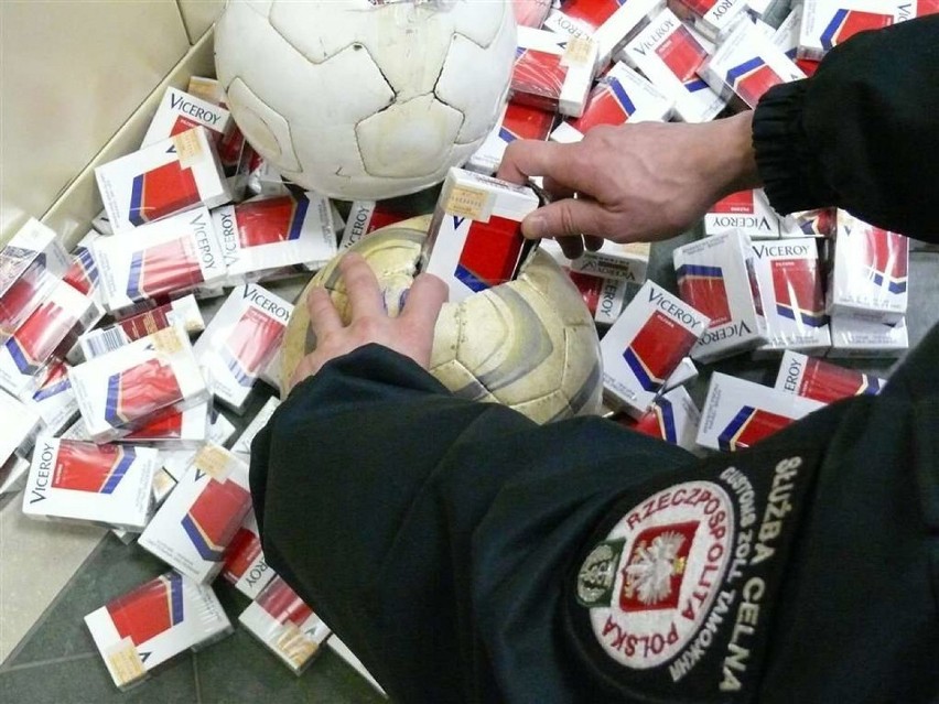 Setki tysięcy paczek papierosów w piłkach futbolowych