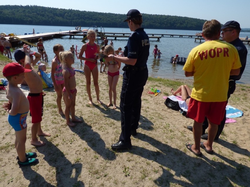 Policja rozdała dzieciom opaski