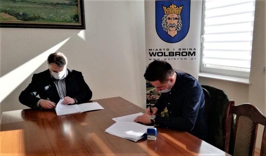 Burmistrz Wolbromia Adam Zielnik (z lewej) podpisuje umowę...