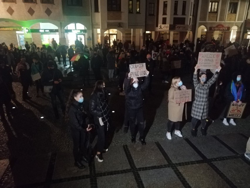 Piątkowy protest w Kołobrzegu zorganizowano pod hasłem Kołobrzeg solidarny z Warszawą