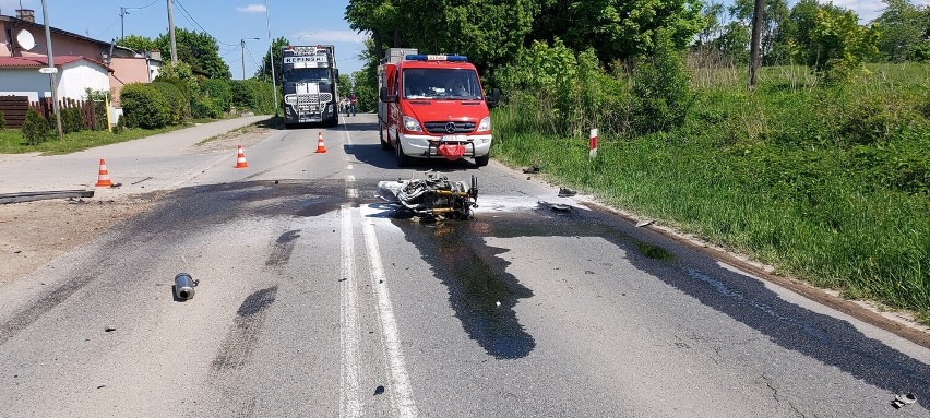 Wypadek w Bąkowie, gm. Kolbudy. Zderzenie osobówki z motocyklem. Poszkodowany trafił do szpitala