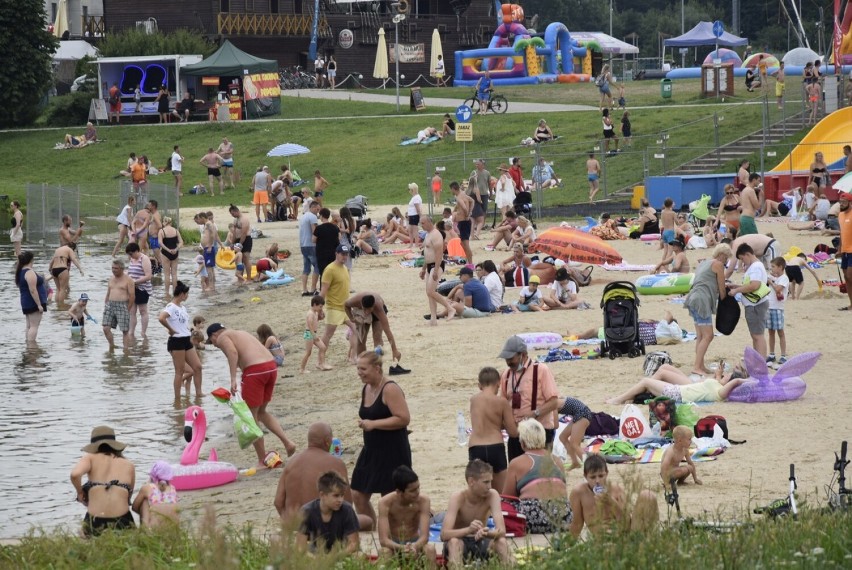 Plaża nad zalewem Zadębie w Skierniewicach w niedzielę, 25...