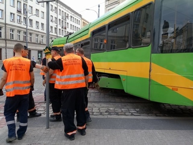 Na Al. Marcinkowskiego doszło do wykolejenia tramwaju MPK Poznań linii 23.