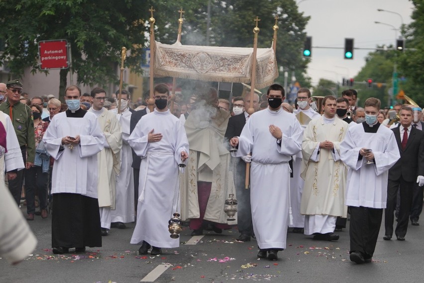 Tegoroczna centralna procesja w Poznaniu przyciągnęła setki...