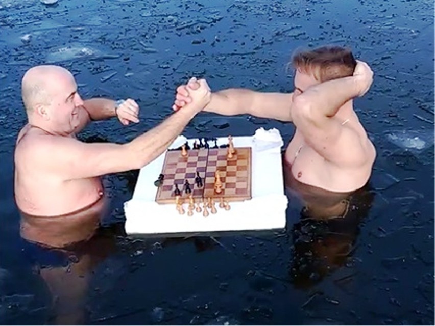 Nietypowa partyjka szachów w mroźnej wodzie.