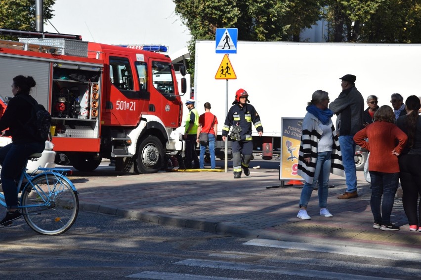 Śmiertelny wypadek w Pucku (wrzesień 2018). 70-letnia mieszkanka powiatu puckiego potrącona przez ciężarówkę na ulicy MDL | ZDJĘCIA, WIDEO