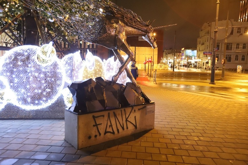Pomnik jednorożca w Łodzi padł ofiarą pseudo-grafficiarza