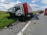 Wypadek na DK 5 w Grucznie. Ciężarówka zderzyła się z samochodem. Droga S5 jest zablokowana [zdjęcia]