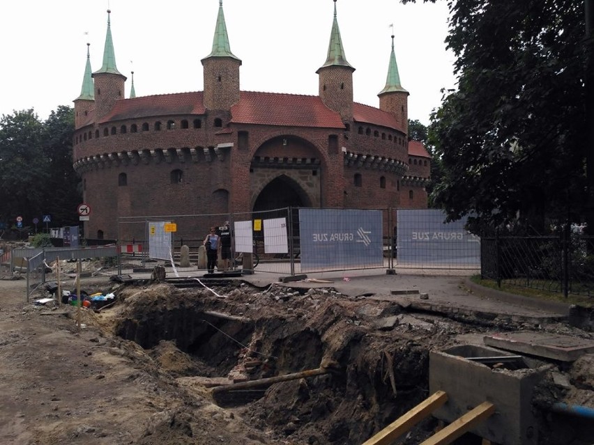 Kraków. Przy Barbakanie odkryto średniowieczny mur [ZDJĘCIA]