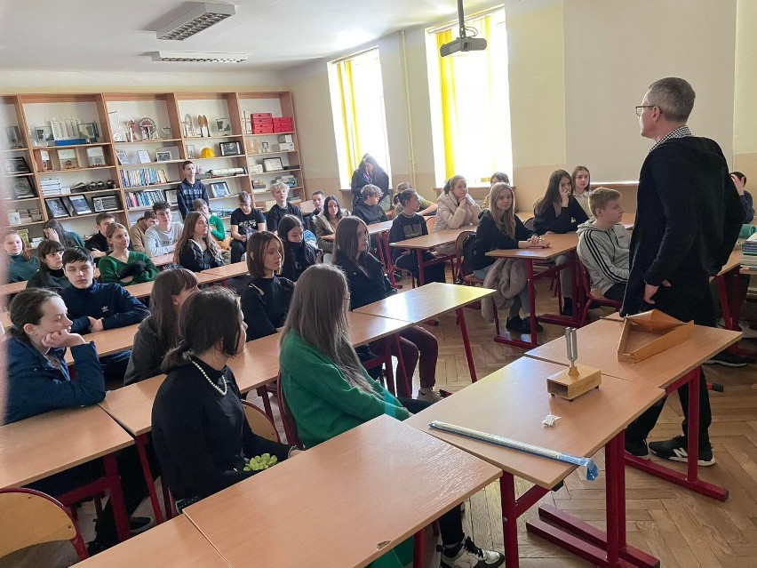 250 ósmoklasistów na dniu otwartym Liceum Ogólnokształcącego w Poddębicach ZDJĘCIA