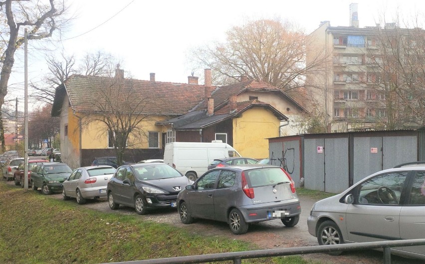 Bochnia. Wyburzono starą kamienicę między ulicami Sadecką i Kącik, na jej miejscu powstanie parking [ZDJĘCIA]