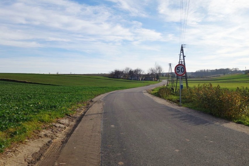 Mieszkańcy gminy Garbów mają dwie nowe drogi. Jest świeży asfalt i znaki drogowe