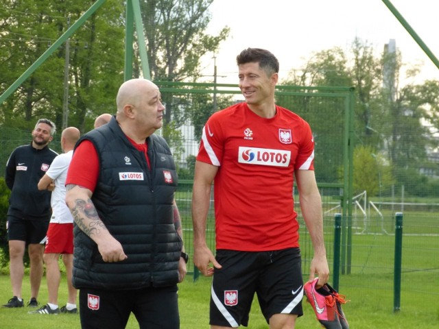 Robert Lewandowski, kapitan reprezentacji Polski wraz z ochroniarzem kadry po pierwszym treningu w Opalenicy.