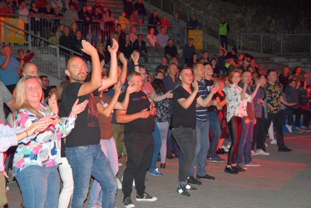 T. Love, jeden z najważniejszych polskich zespołów rockowych, w piątek, 9 września dał koncert w amfiteatrze Kadzielnia w Kielcach. Zespół powrócił na scenę po 5 latach przerwy i promuje utwory ze swojej najnowszej płyty „HAU! HAU!”. W Kielcach nie zabrakło też hitów, które fani formacji śpiewali razem z Muńkiem Staszczykiem. Zobaczcie, ja bawiła się publiczność na kolejnych zdjęciach.