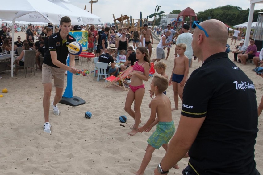 Siatkarze Trefla Gdańsk, Andrea Anastasi i Giba spotkali się z kibicami na plaży [zdjęcia]