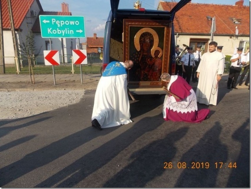 SMOLICE: Peregrynacja kopii obrazu Matki Bożej Jasnogórskiej [ZDJĘCIA]