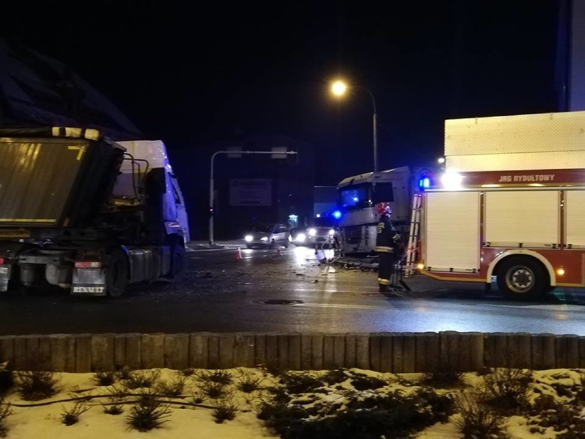 Dwie ciężarówki zderzyły się na skrzyżowaniu w Rydułtowach