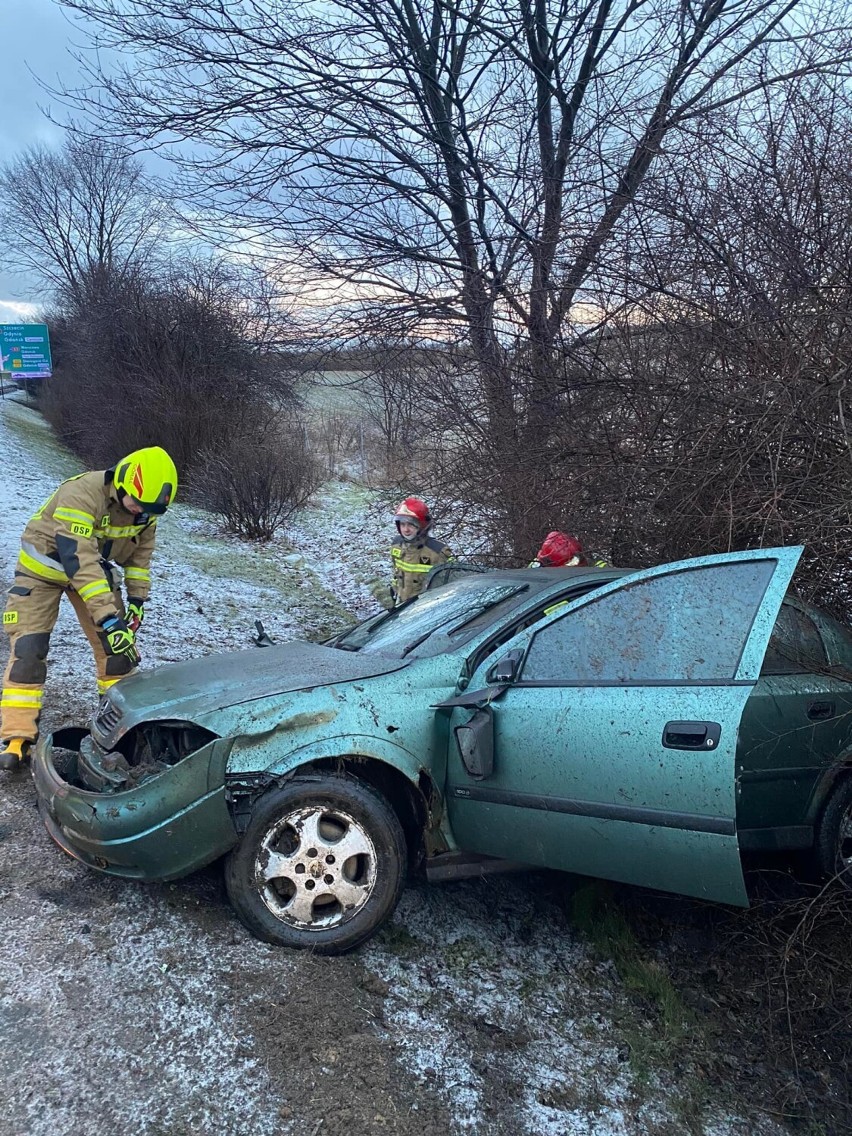 Groźny wypadek w Straszynie (gm. Pruszcz Gd.). Samochód wpadł do rowu. Jedna osoba trafiła do szpitala