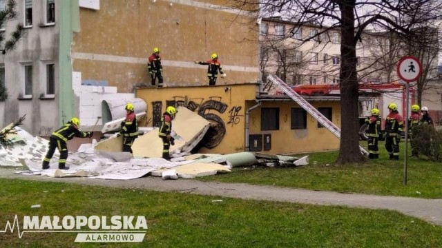 W Kętach, na os. Wyszyńskiego, wiatr zerwał elewację budynku mieszkalnego